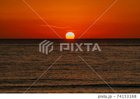 ダルマ夕日　海水浴場 74153168