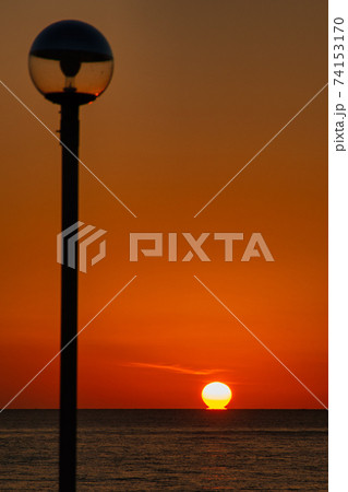 ダルマ夕日　海水浴場 74153170