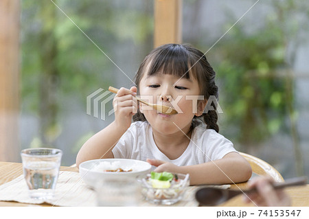 カレーを食べる6歳の女の子 74153547