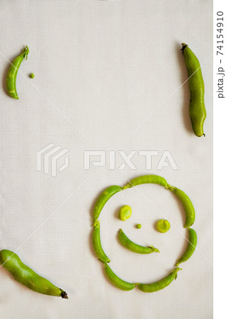エンドウ豆とソラマメで作ったニコニコマーク 74154910