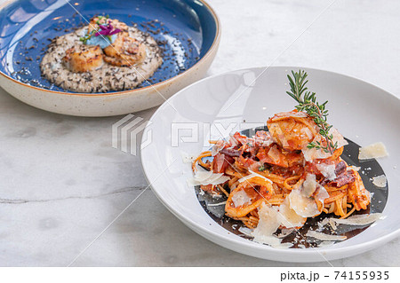 Spaghetti with prawns, sea scallops and parmesan Spaghetti with prawns, sea scallops and parmesan 74155935