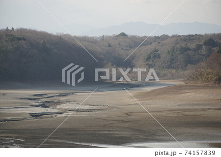 水を抜いた多摩湖と地表に現れた川の跡 74157839