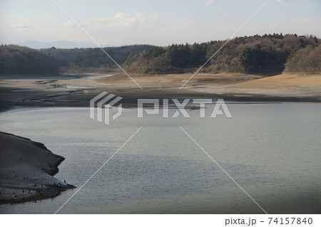 水を抜いた多摩湖と地表に現れた川の跡 水を抜いた多摩湖と地表に現れた川の跡 74157840