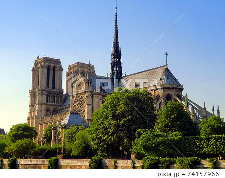 青空に尖塔が映える新緑の季節のノートルダム大聖堂 74157966