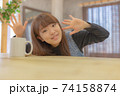 笑顔の女性 74158874