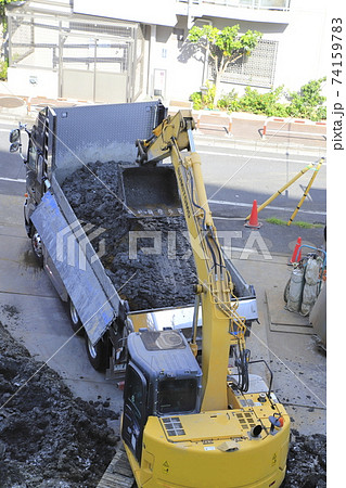 建築現場　基礎工事　掘削作業で出た土砂の搬出作業　 74159783