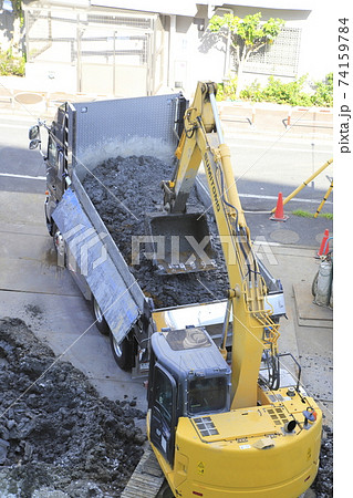 建築現場 基礎工事 掘削作業で出た土砂の搬出作業 建築現場 基礎工事 掘削作業で出た土砂の搬出作業 74159784