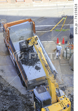 建築現場 基礎工事 掘削作業で出た土砂の搬出作業 建築現場 基礎工事 掘削作業で出た土砂の搬出作業 74159828