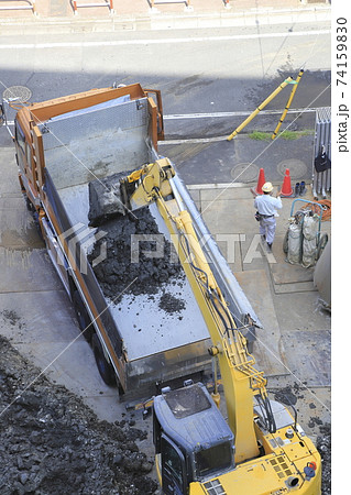 建築現場 基礎工事 掘削作業で出た土砂の搬出作業 建築現場 基礎工事 掘削作業で出た土砂の搬出作業 74159830