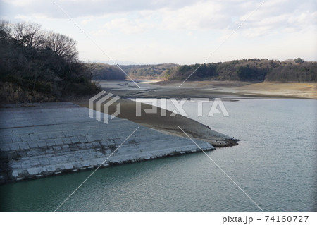 水抜きした多摩湖と湖底に現れた川の跡 水抜きした多摩湖と湖底に現れた川の跡 74160727