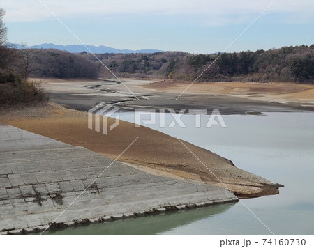 水抜きした多摩湖と湖底に現れた川の跡 水抜きした多摩湖と湖底に現れた川の跡 74160730