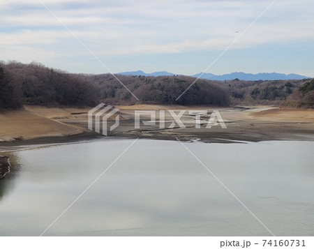 水抜きした多摩湖と湖底に現れた川の跡 74160731
