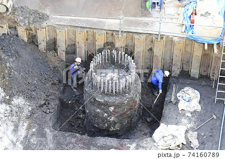 建築現場 基礎工事 杭頭処理(くいとうしょり) 建築現場 基礎工事 杭頭処理(くいとうしょり) 74160789