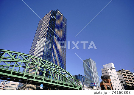 日本の東京都市景観 昌平橋交差点の上に架かる松住町架道橋や超高層ビルなどを望む 日本の東京都市景観 昌平橋交差点の上に架かる松住町架道橋や超高層ビルなどを望む 74160808
