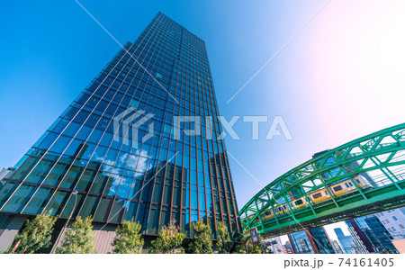 日本の東京都市景観　昌平橋交差点の上に架かる総武本線松住町架道橋や超高層ビルなどを望む 74161405