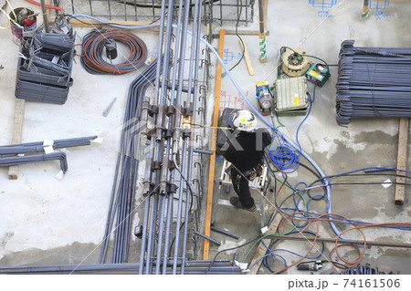 建築現場　躯体工事（くたいこうじ）　鉄筋圧接作業 74161506