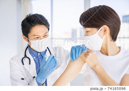 ワクチン接種を受ける女性 74165096