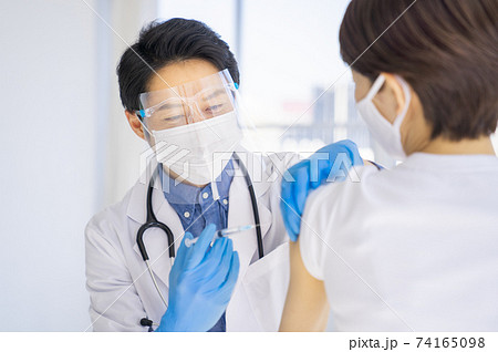 ワクチンを刺す医者 ワクチンを刺す医者 74165098