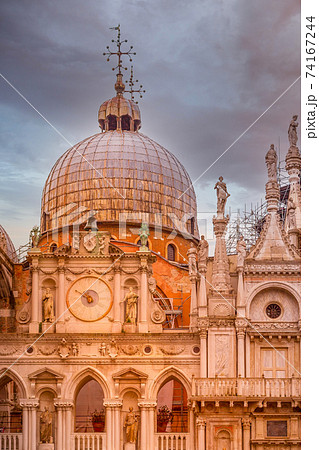 Doges palace courtyard, Venice, Italy Doges palace courtyard, Venice, Italy 74167244