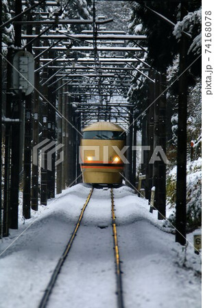 雪路の鬼怒川線を快走する『特急スペーシア・日光詣』 74168078