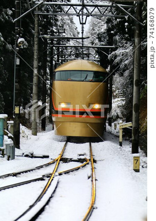 雪路の鬼怒川線を快走する『特急スペーシア・日光詣』 74168079