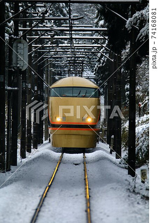 雪路の鬼怒川線を快走する『特急スペーシア・日光詣』 74168081