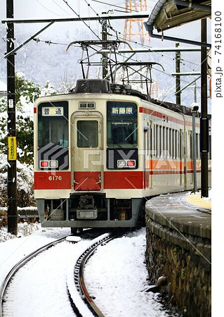 雪路の鬼怒川線を走る…6050系 電車 雪路の鬼怒川線を走る…6050系 電車 74168100