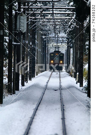 雪路の鬼怒川線を走る…6050系 電車 74168102