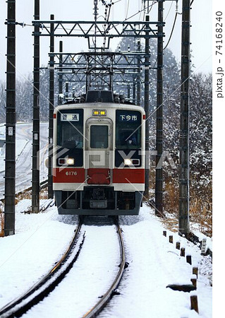 雪路の鬼怒川線を走る…6050系 電車 74168240