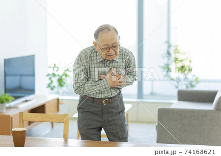 胸を押さえるシニア男性 74168621