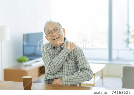 肩こり シニア男性 74168625