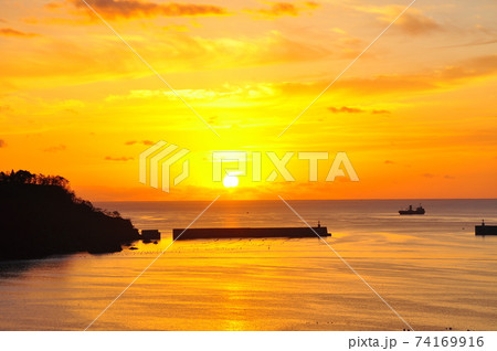 日の出 三陸海岸 大船渡湾の夜明け 太平洋から昇る太陽 日の出 三陸海岸 大船渡湾の夜明け 太平洋から昇る太陽 74169916