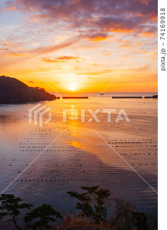 日の出　三陸海岸　大船渡湾の夜明け　太平洋から昇る太陽 74169918