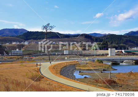 岩手県　陸前高田市　津波復興祈念公園の奇跡の一本松 74170036