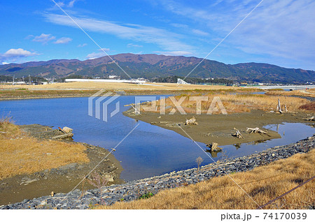 岩手県　奇跡の一本松から津波復興祈念公園の北東方を見渡す 74170039