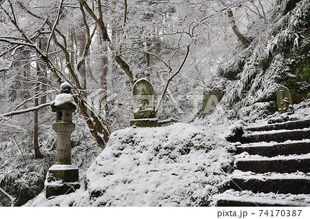 冬　雪降り積もる立石寺山寺　参道 74170387
