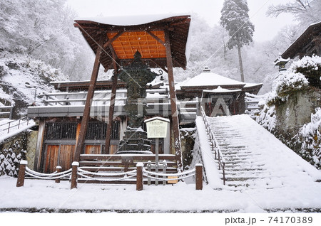 冬　雪降り積もる立石寺山寺　奥の院　大仏殿　金灯篭 74170389