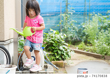 水遊びを楽しむ女の子の写真素材