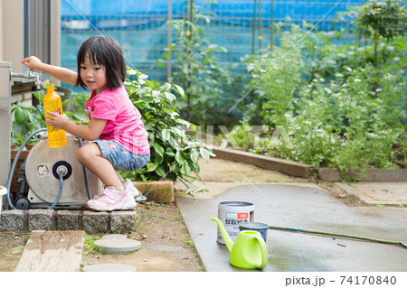 水遊びを楽しむ女の子 74170840