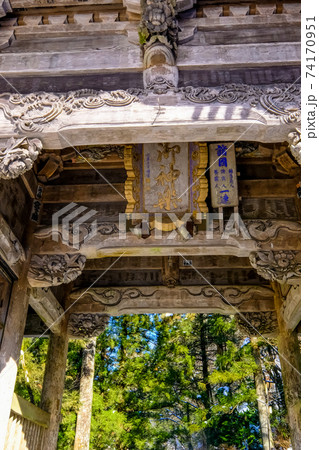 榛名神社随神門の彫刻（縦） 74170951