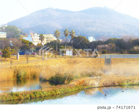 池の風景 須磨アルプス背景のイラスト素材