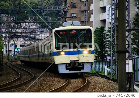 小田原へ向け快走する通勤電車 74172040