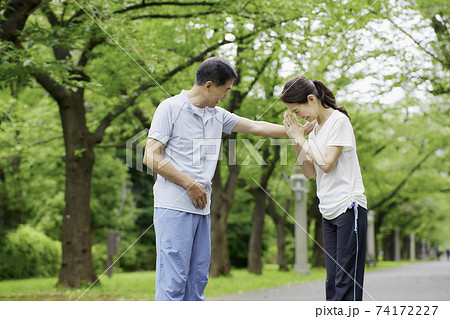 公園で喧嘩をするシニア夫婦 公園で喧嘩をするシニア夫婦 74172227