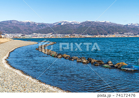 「長野県」諏訪湖越しに見える遠方の雪山 74172476