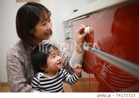 安全対策をする親子 安全対策をする親子 74172725