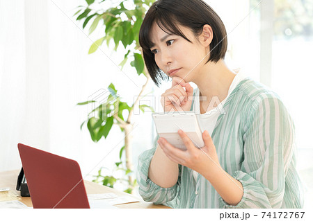 確定申告の準備をする女性 74172767