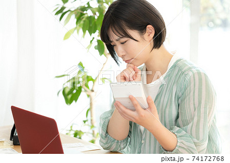 確定申告の準備をする女性 確定申告の準備をする女性 74172768