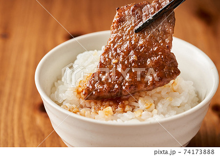 焼肉をご飯と共に食す 74173888