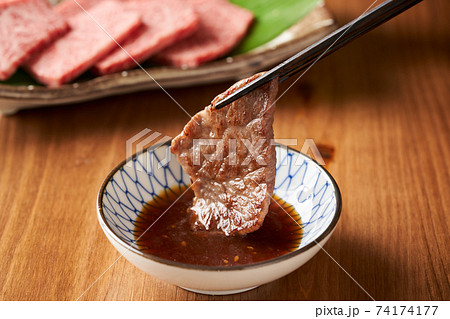 焼肉をタレにつける 74174177