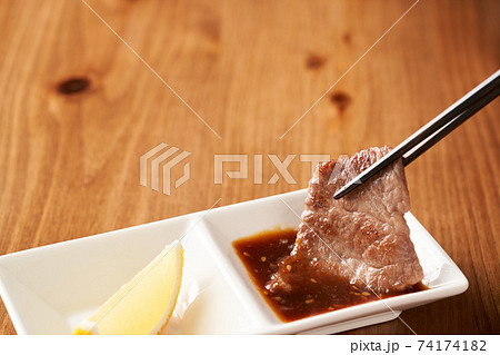 焼肉をタレにつける 焼肉をタレにつける 74174182